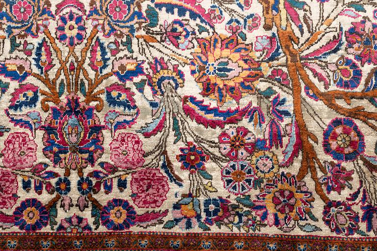 A carpet, semi-antik, silk Kashan, ca 315,5 x 204 cm.
