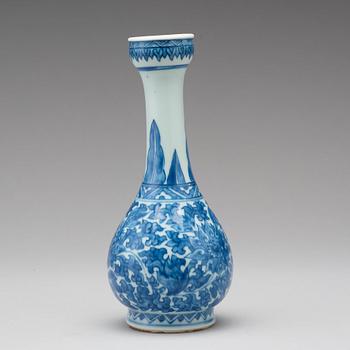 A blue and white vase, Qing dynasty, Kangxi (1662-1722).