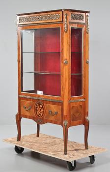 VITRINSKÅP, Louis XVI-stil, 1900-tal.