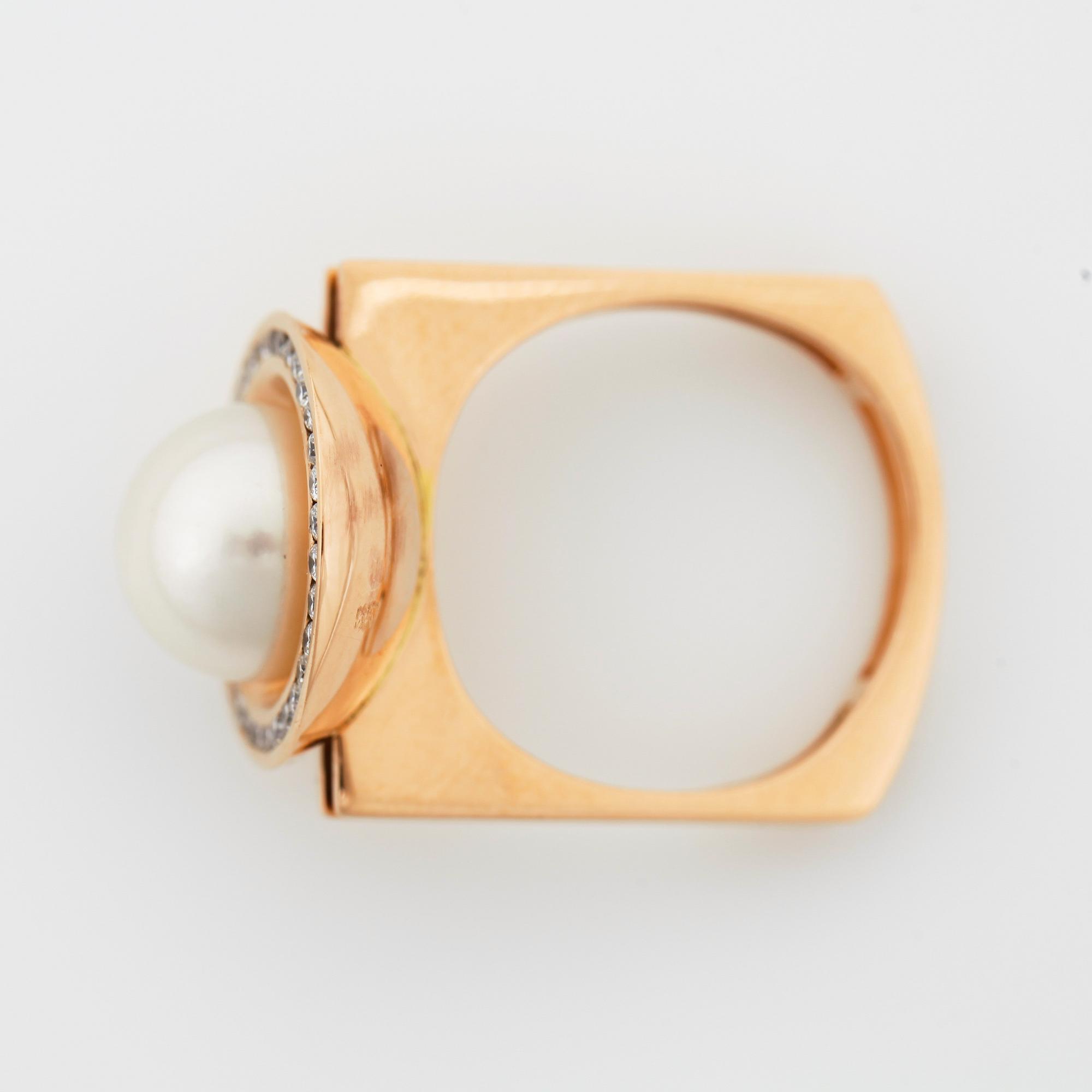 RING, med en pärla, circa Ø 10 mm, och 30 diamanter, circa 0.33 ct totalt.