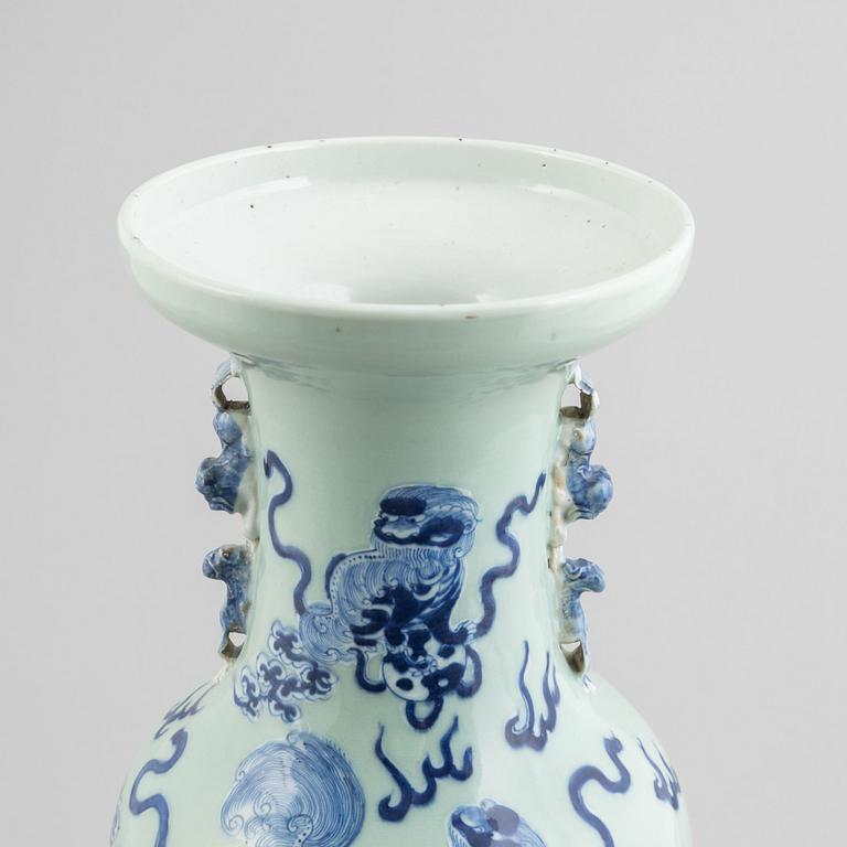 A porcelain vase, China, Qing dynasty, late 19th century.