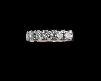 A RING, brilliant cut diamonds c. 0.57 ct. W/vs 18K gold. Sandberg 1996. Size 17-, weight 4,6 g.