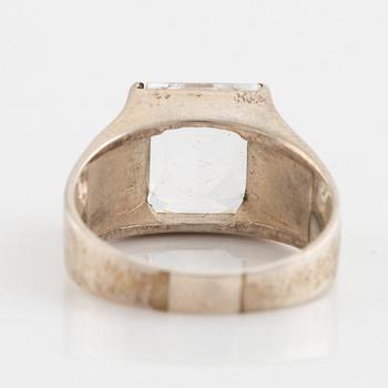 Gustaf Dahlgren & Co, ring silver med syntetisk vit spinell.
