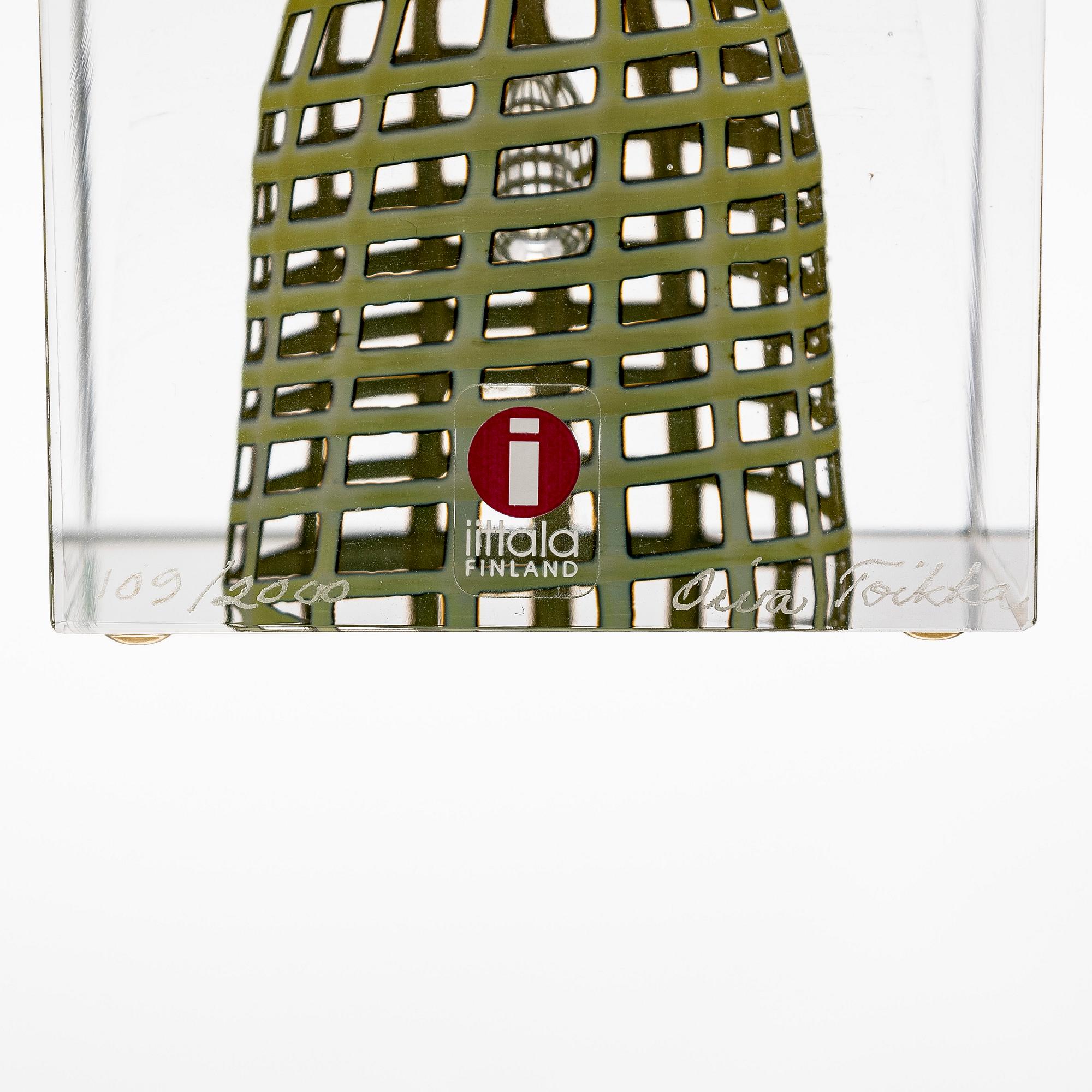 Oiva Toikka, årskub, signerad Oiva Toikka, Nuutajärvi 2002, numrerad 109/2000.