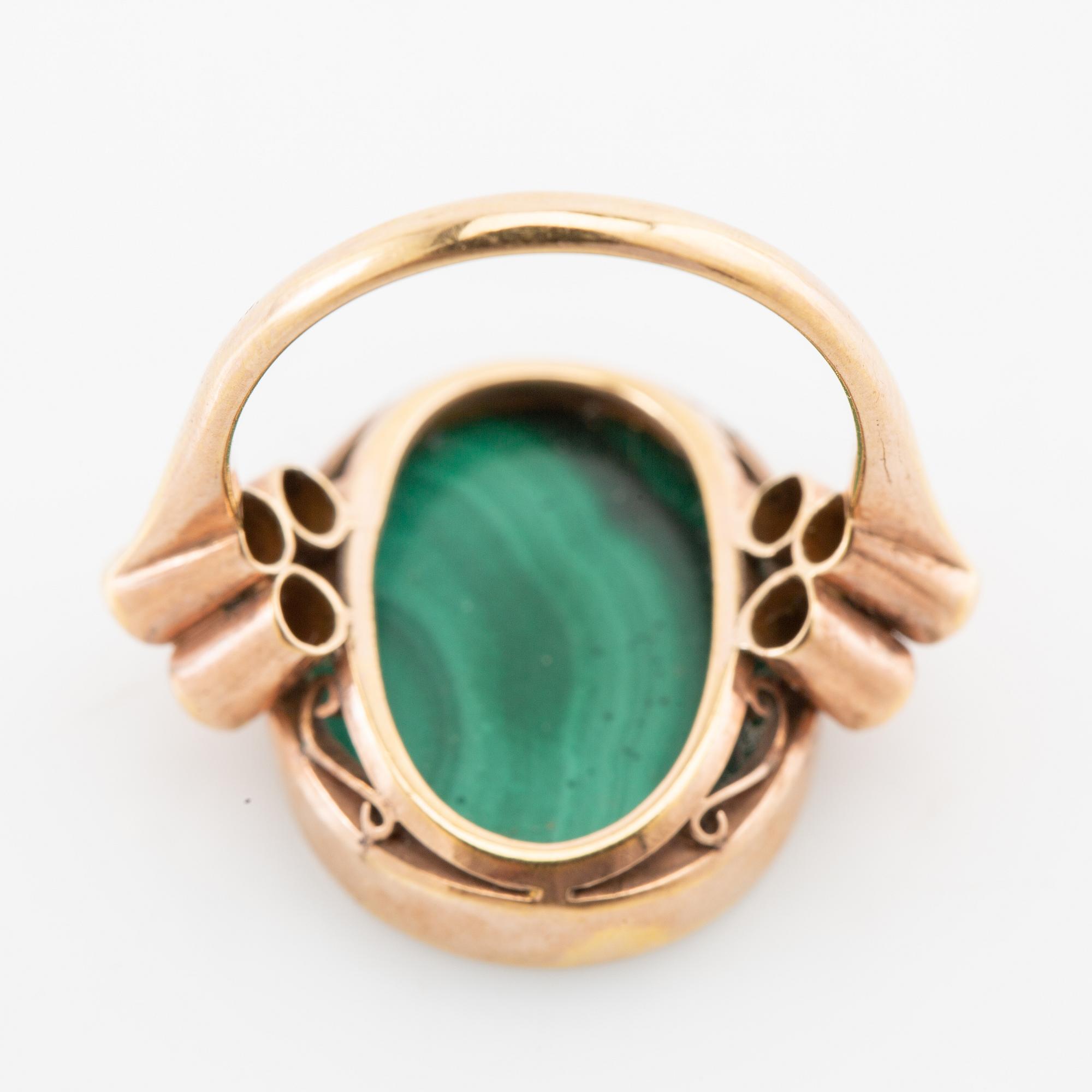 Ring 18K gold with polished malachite.