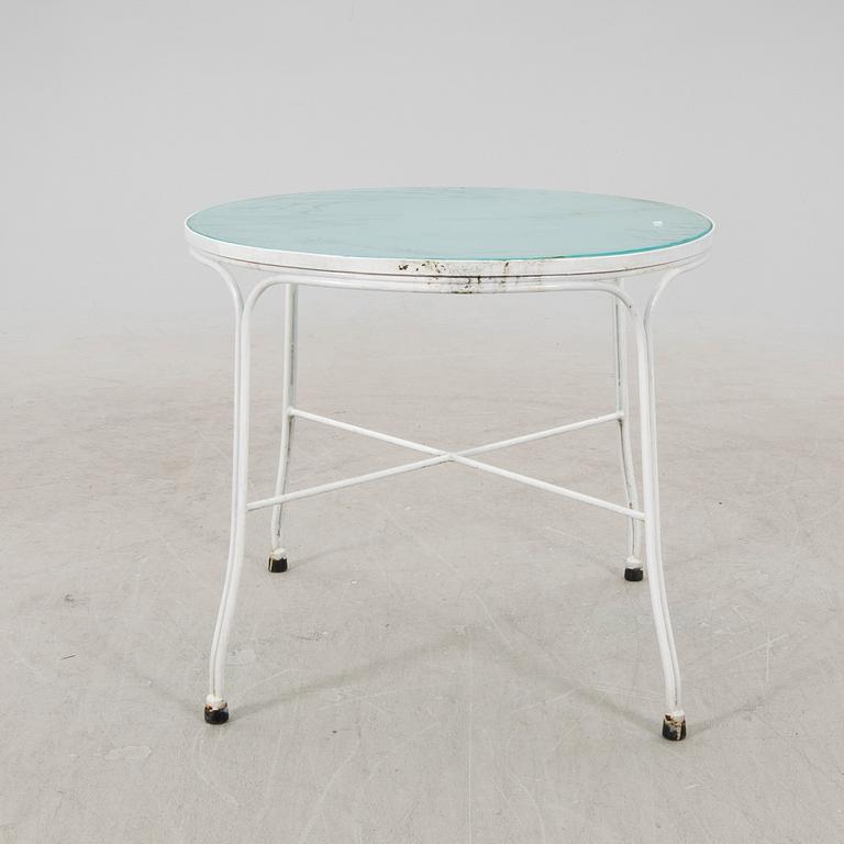 A tabe and two chairs from Byarum later part of the 20th century.