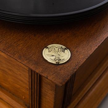 A circa 1900 grammophone.