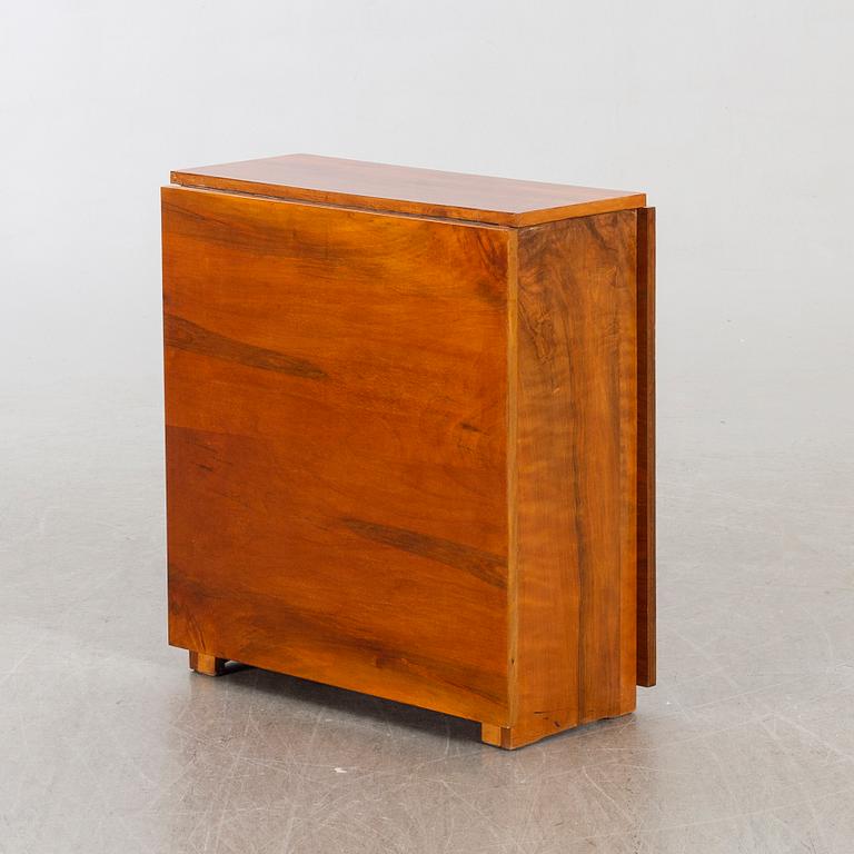 A 1930-40'S FOLDING TABLE.