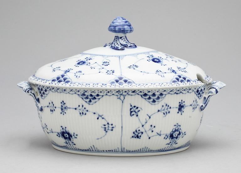 TERRIN MED LOCK, porslin, Musselmalet, Royal Copenhagen, 1900-tal.