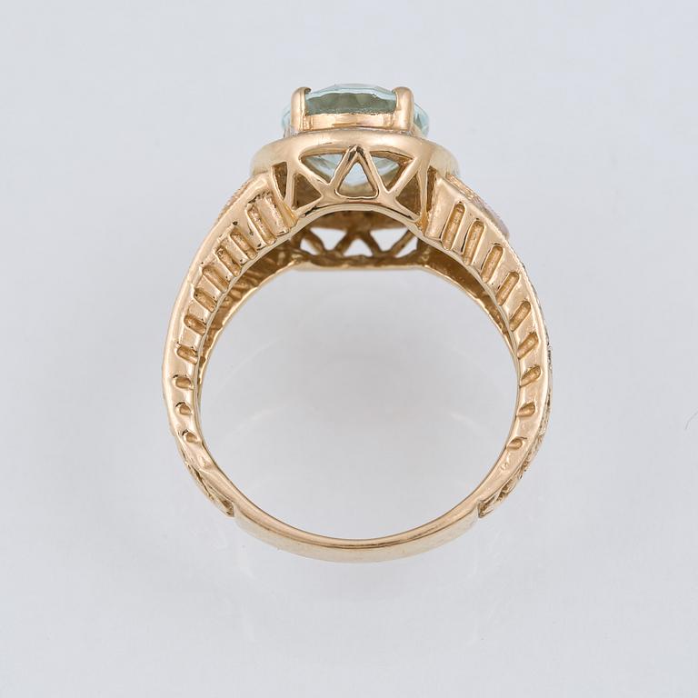 RING, 14K guld med ovalslipad akvamarin 3.65 ct enligt uppgift samt mindre åttkantslipade diamanter. Vikt 5,6 gram.
