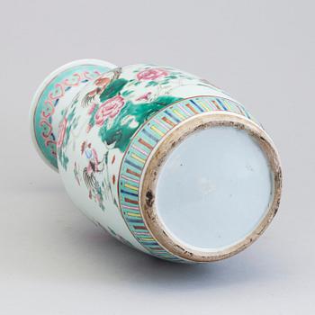 A large Chinese famille rose porcelain vase, Qing dynasty, second half of the 19th century.