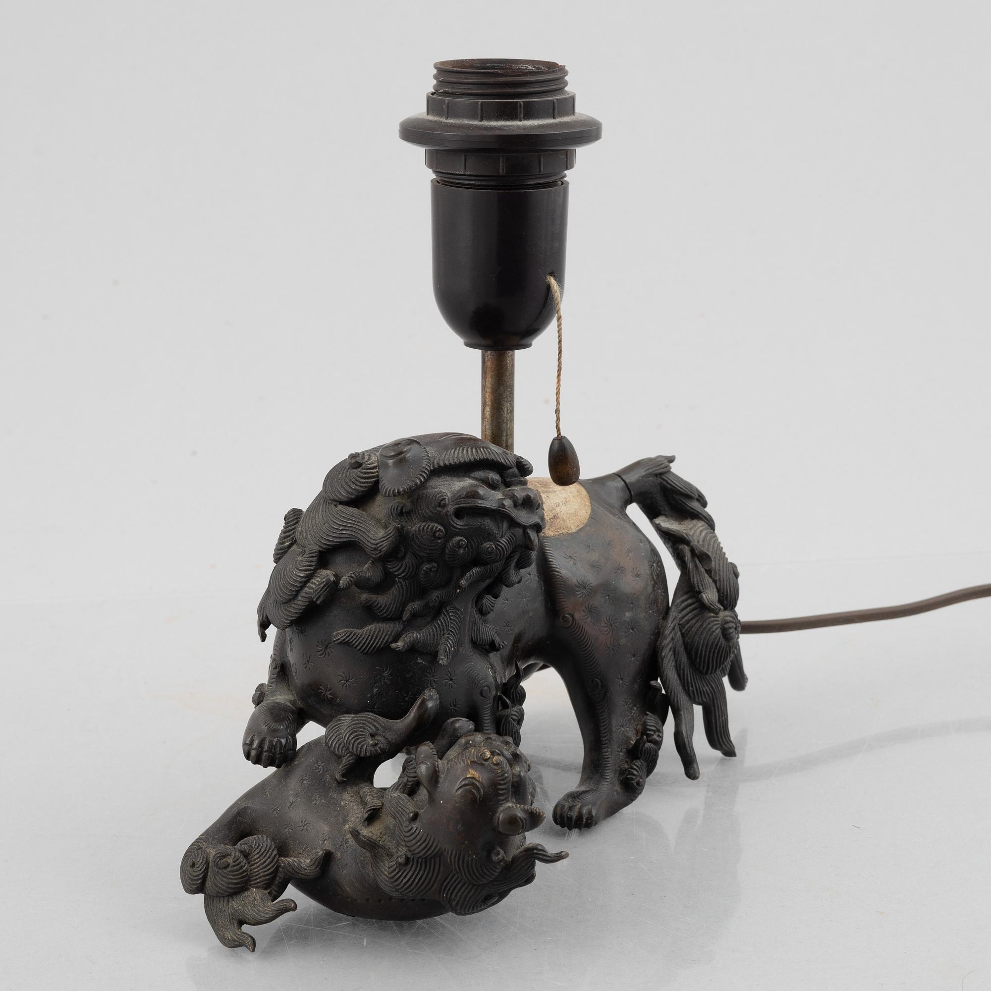 Figurin omgjord till bordslampa, brons, Japan, Meiji (1868-1912).