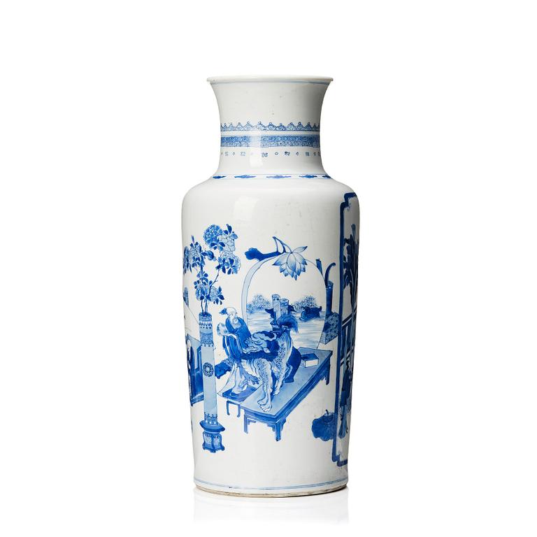 A Chinese blue and white vase, Qing dynasty, Kangxi (1662-1722).