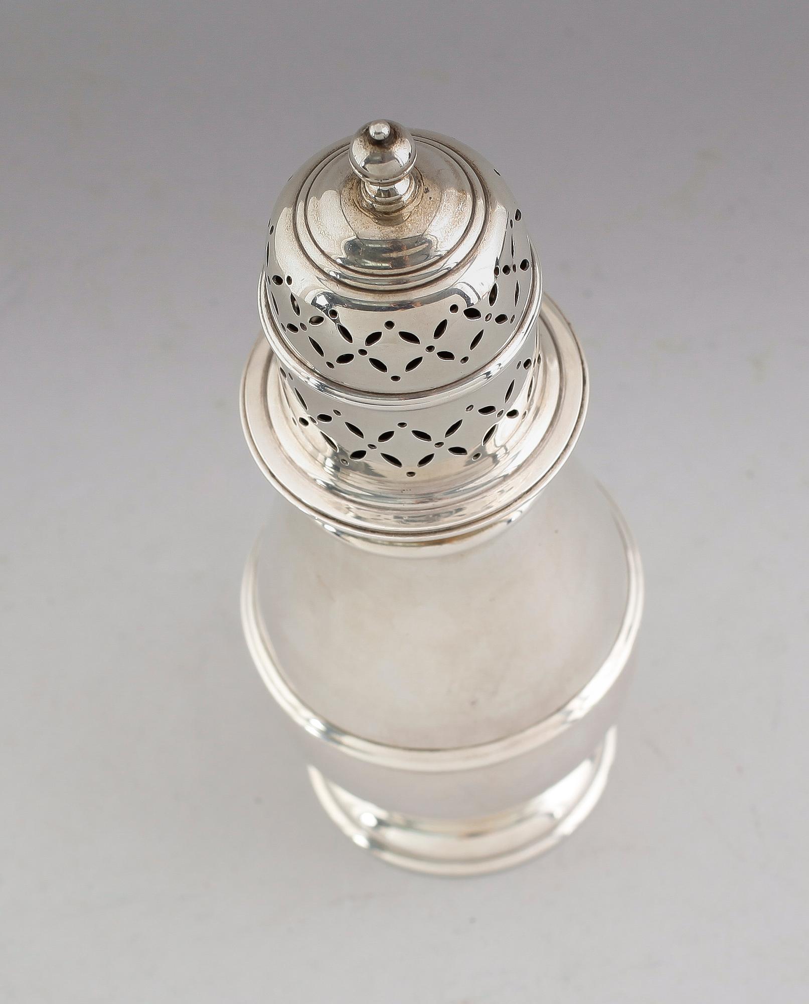 SOCKERSTRÖARE, silver, Walker & Hall, London 1931. Vikt ca 195 gram.