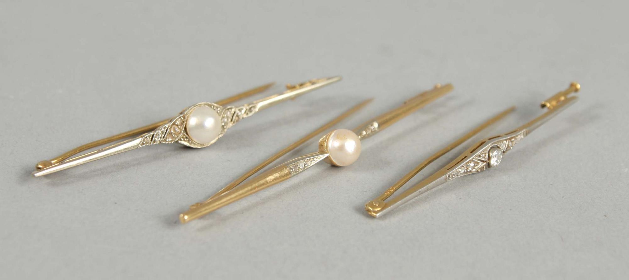 SCARVESNÅLAR, 3 st, guld med pärlor samt diamant.