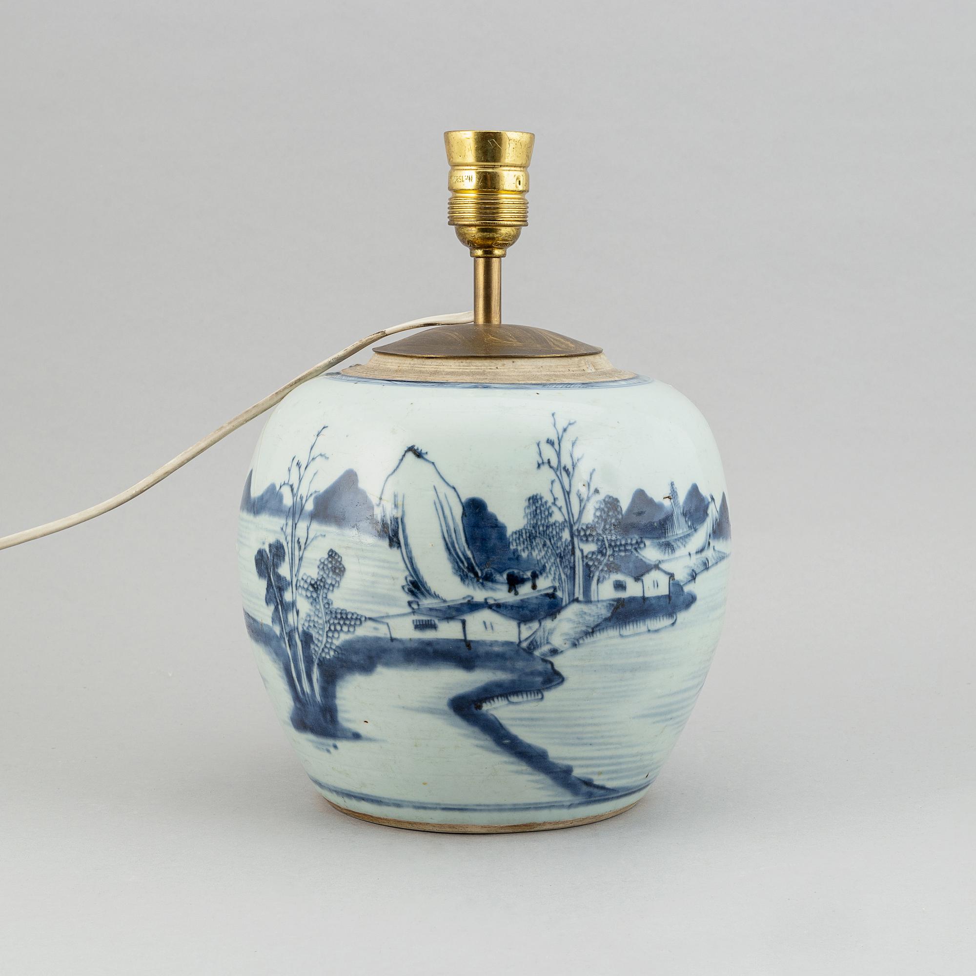 A blue and white porcelain lamp, Qing dynasty, 18th Century.