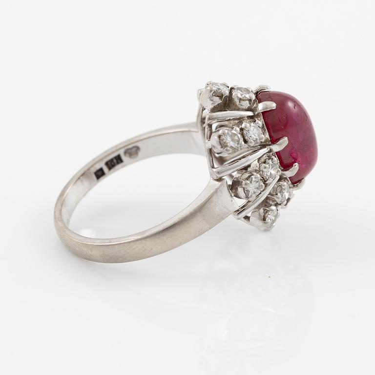 Ring in 18K gold set with a cabochon-cut ruby and round brilliant-cut diamonds.