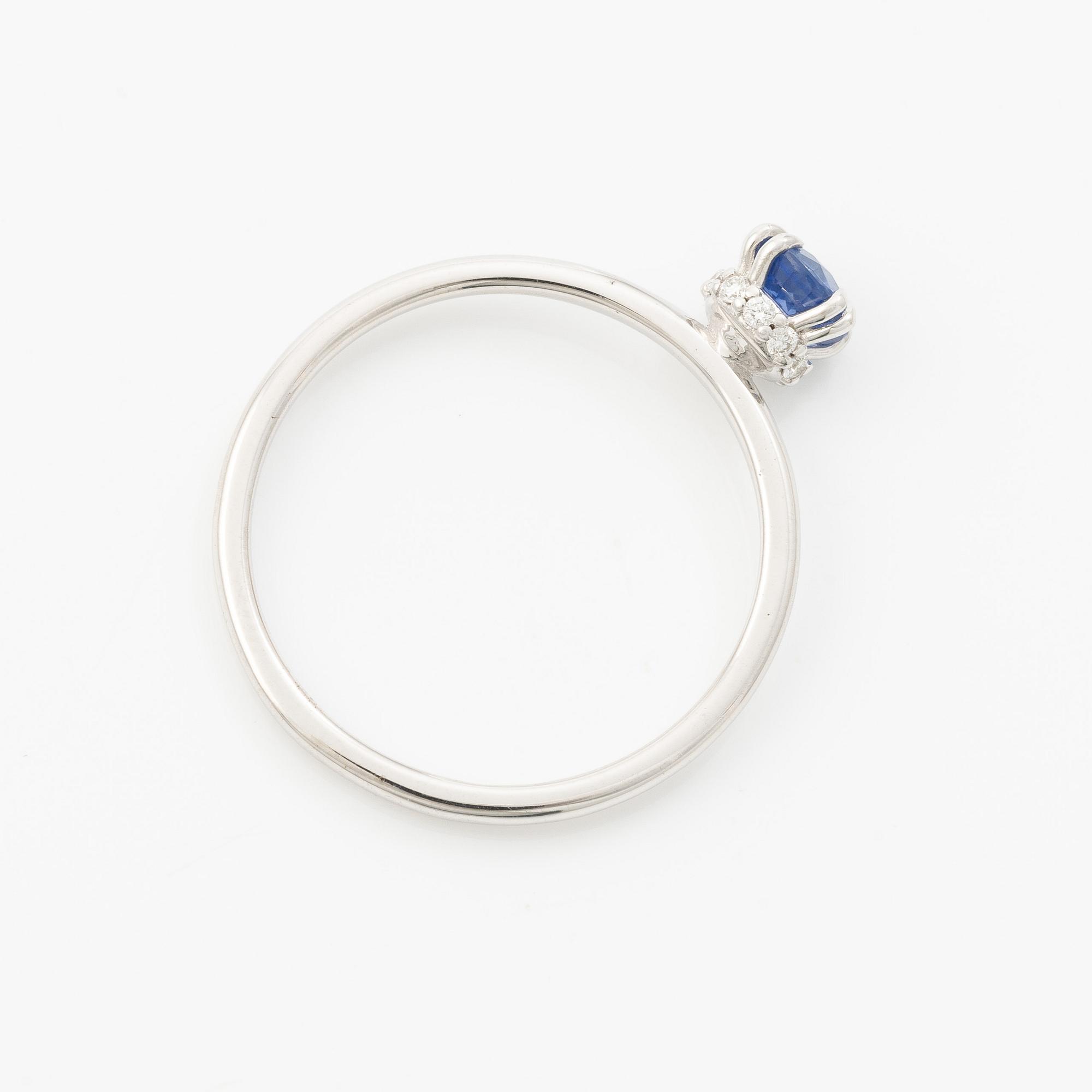 Ring 14K white gold with a sapphire and small brilliant-cut diamonds.