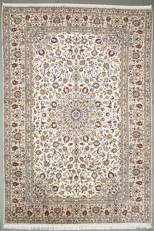 A carpet from Kashan, around 349 x 240 cm.