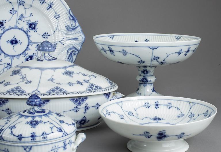 SERVIS, 96 delar, porslin, "Musselmalet", Royal Copenhagen, 1900-talets andra hälft.