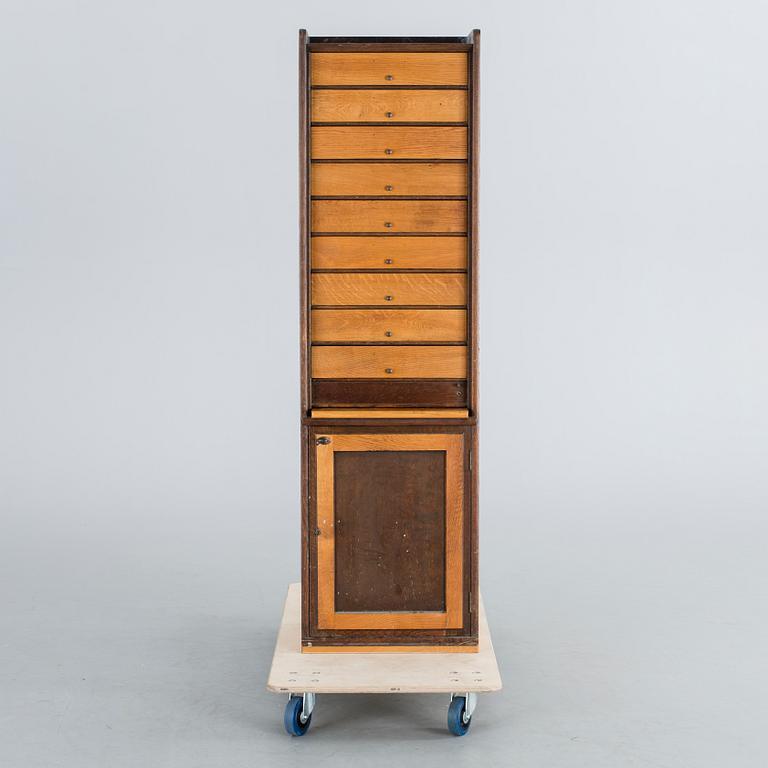 LÅDSKÅP, ek 1900-talets första hälft.