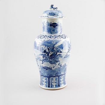 LOCKURNA, porslin, Kina, 1800-talets första hälft.