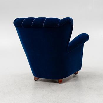 A 1940s lounge chair.
