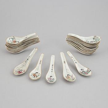 A set of 26 Chinese spoons, 20th Century.