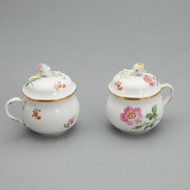 452324. CREMEKOPPAR MED LOCK, ett par, porslin, Meissen, märkta undertill.
