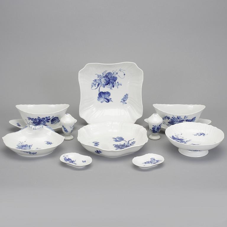 SERVISPORSLIN, porslin, 82 delar, "Blå Blomst" Royal Copenhagen, Danmark.