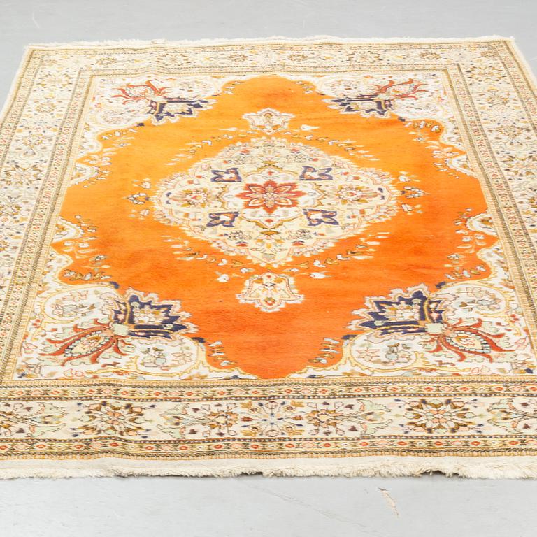 Matta, old,  täbris, möjligen tabatabai, ca 273 x 182 cm.