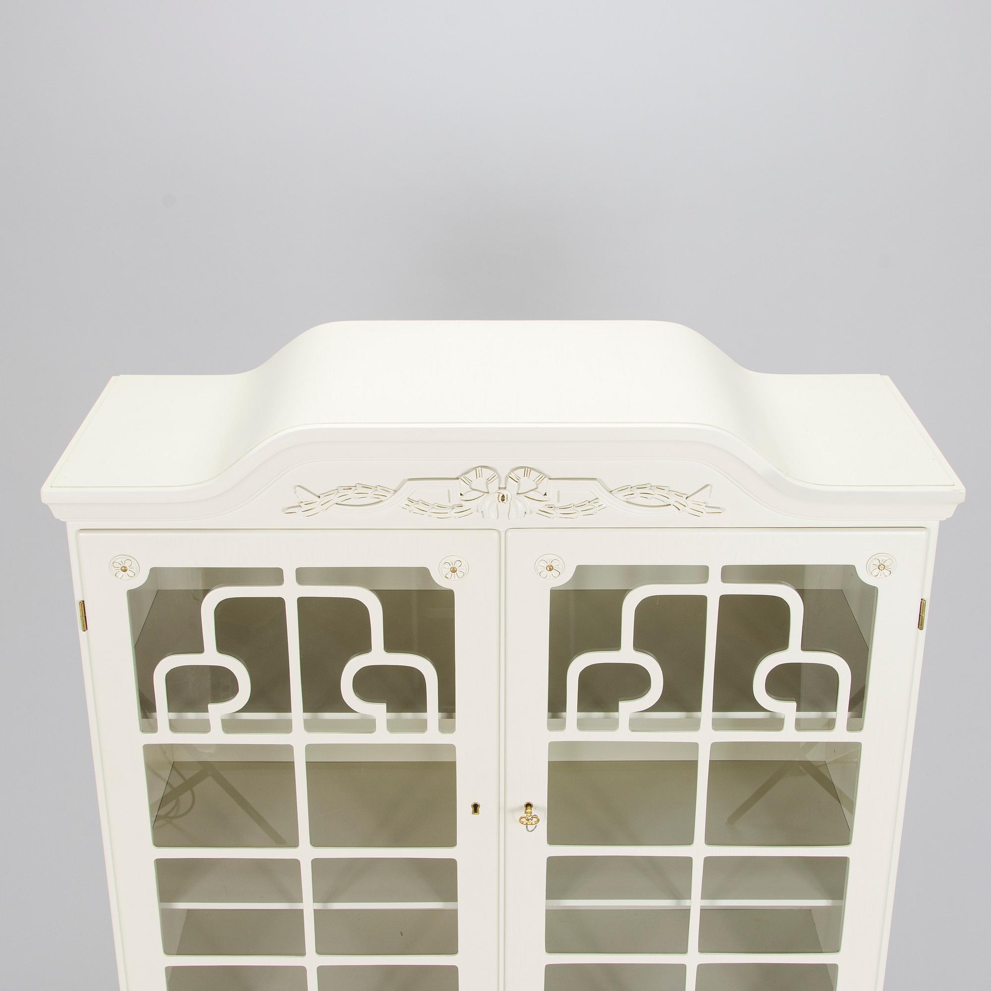 Matsalsskåp, gustaviansk stil, 1900-talets andra hälft.