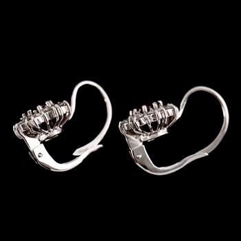 ÖRHÄNGEN, 1 par, 18 k vitguld, rubiner tot 1.25 ct, samt briljantslipade diamanter.