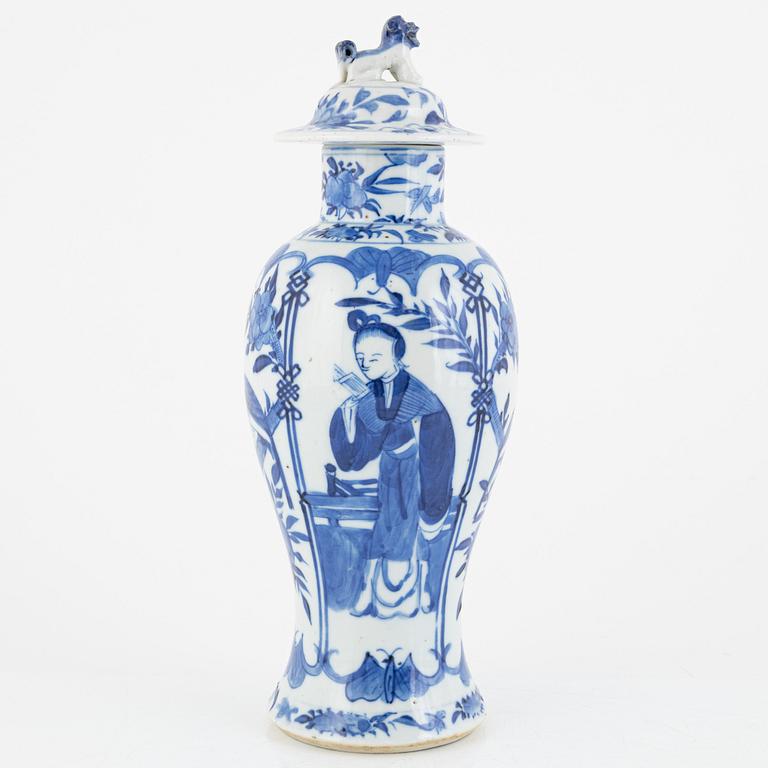 A Chinese blue and white vase with cover, late Qing dynasty / around 1900.
