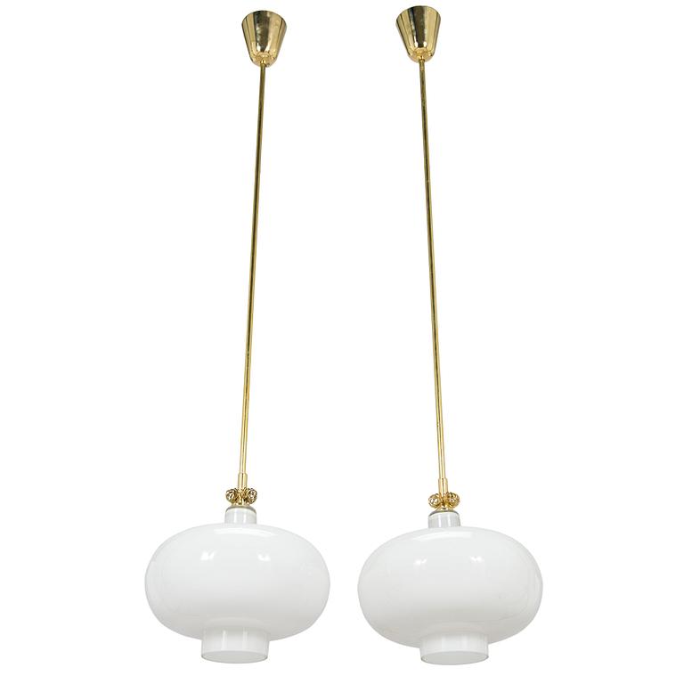 Paavo Tynell, a pair of mid-20th century 'K2-19' pendant lights for Idman.
