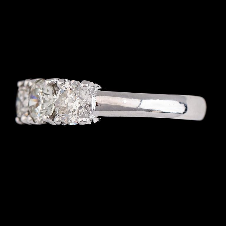 RING, 18K vitguld, briljantslipade diamanter tot ca 2.14 ct. Vikt ca 6 g.