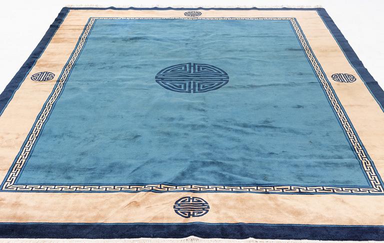 Matta, Kina, old, ca 327 x 245 cm.