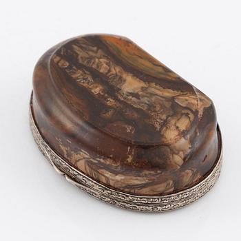An agate and silver-mounted box, circa 1900.