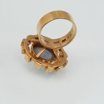 RING, 18K guld och cabochonslipad månsten, Anders Högberg, Göteborg, 1968. Vikt 15,7 gram.