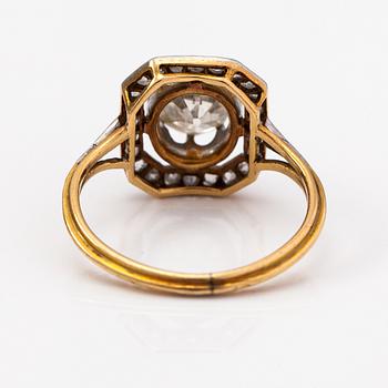 A 15K gold and platinum ring with an old-cut diamonds ca. 0.70 ct and rose-cut diamonds.