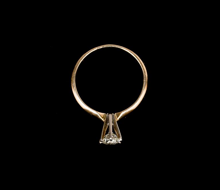 RING, 14 k guld med briljantslipad diamant ca 0.50 ct. Vikt ca 2 g.