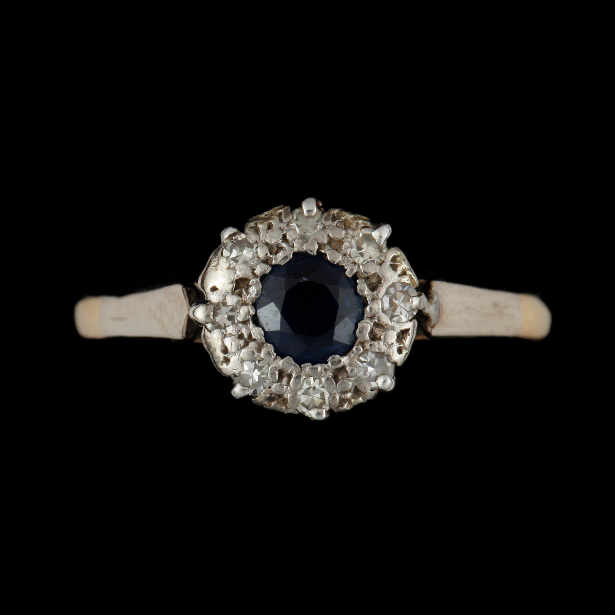 RING, 18k guld med safir och små briljantslipade diamanter. Vikt ca 2 gram.