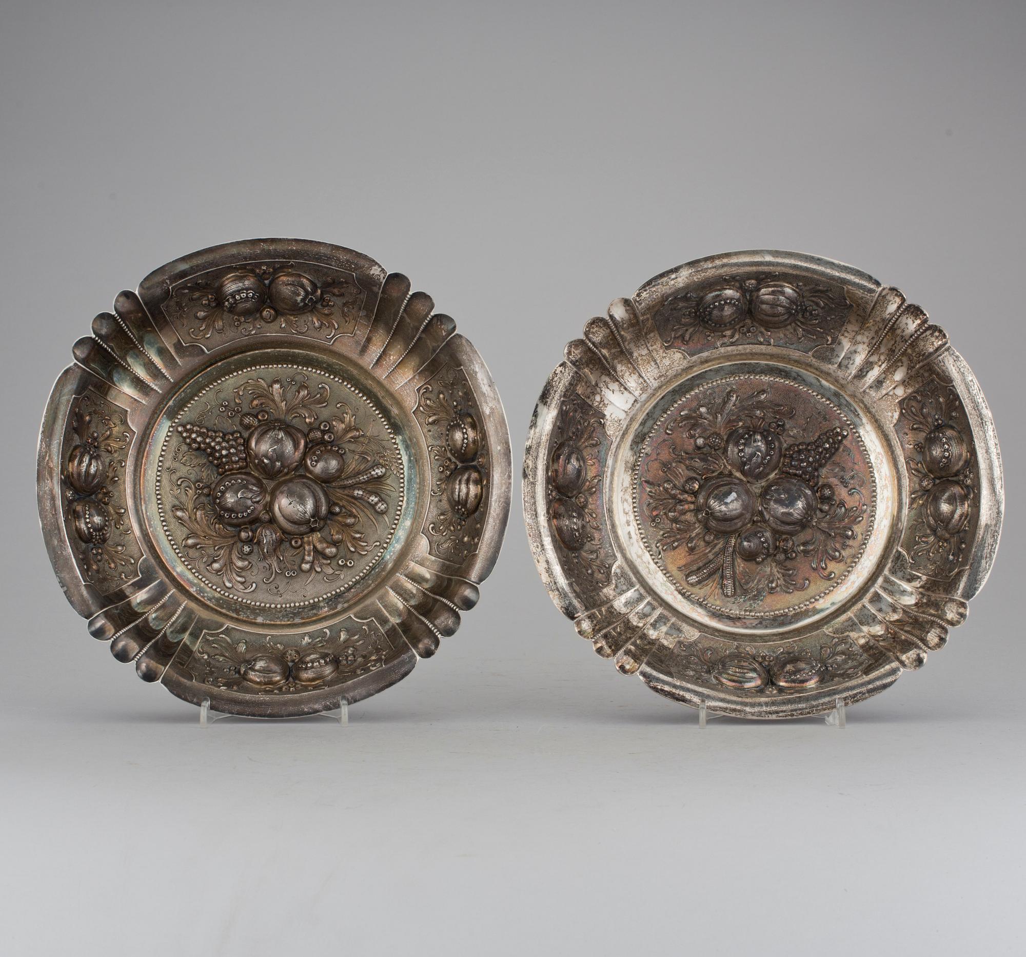 SKÅLFAT, ett par, silver, med svenska kontrollstämplar. Omkring 1900. Vikt ca 800 g.