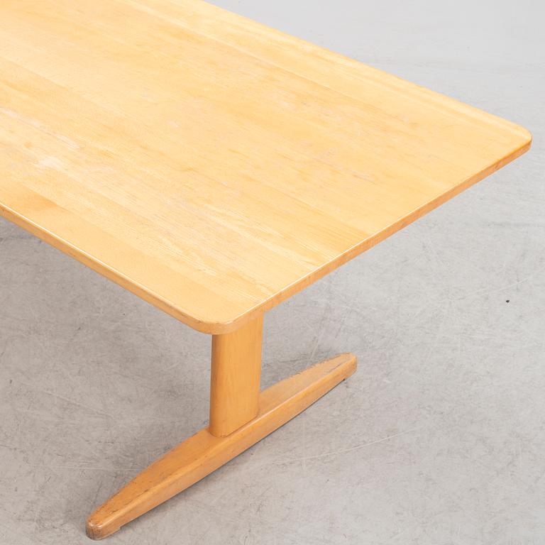 Børge Mogensen, a beech wood shaker model dining table, C.M Madsens Fabriker, Haarby, Denmark.