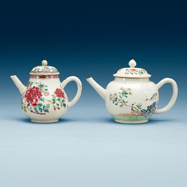 TEKANNOR, två stycken, kompaniporslin. Qing dynastin, Yongzheng (1723-35).