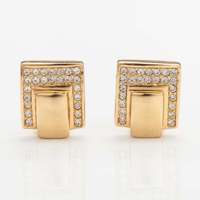 Christian Dior, Örhängen, guldfärgad metall och strass. Märkta Chr. Dior, Germany.