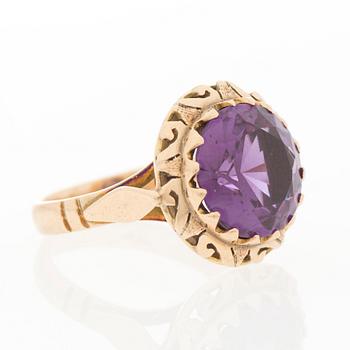 A RING, synthetic sapphire, 14K gold.