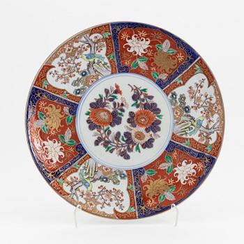 A large Japanese imari dish, 20th century.