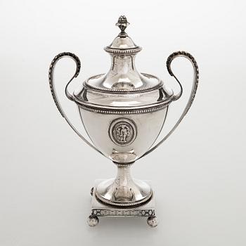 A lidded silver sugar bowl, GAB, Stockholm 1896.