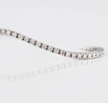 ARMBAND, 18K vitguld med briljantslipade diamanter ca 1.08 ct. Vikt 7,2 gram.